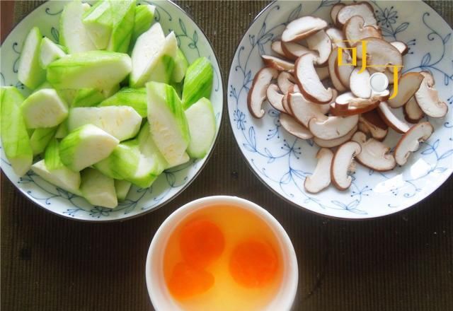  香菇|不用味精就已很鲜美的丝瓜香菇炒蛋，颜色漂亮营养好，一学就会