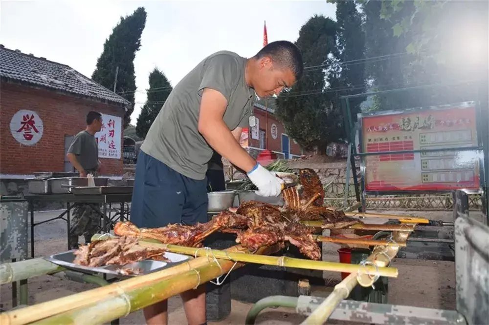 羡慕|解放军野外驻训伙食怎么样?小龙虾、烤全羊随便造!能羡慕死印军