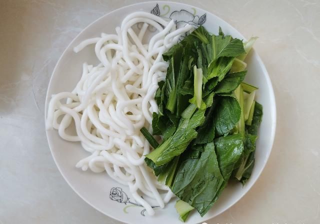 白露|今天白露,这道粉做给家人吃,配上时令菜炒一炒,爽滑筋道很下饭