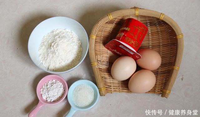 食材|不用烤箱和打蛋器,4种食材搅一起上锅蒸,做零失败不上火蒸蛋糕