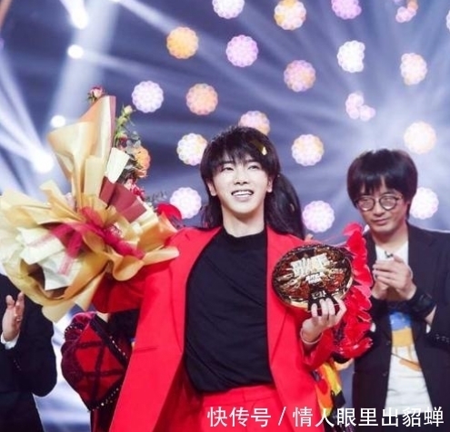 华晨|华晨宇拿完歌王发表获奖感言时,旁边周深的表情,粉丝看了都心疼