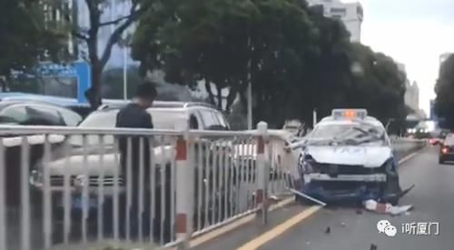 躲过一劫|场面太吓人!多根护栏插破出租车挡风玻璃直逼驾驶室!司机躲过一劫……