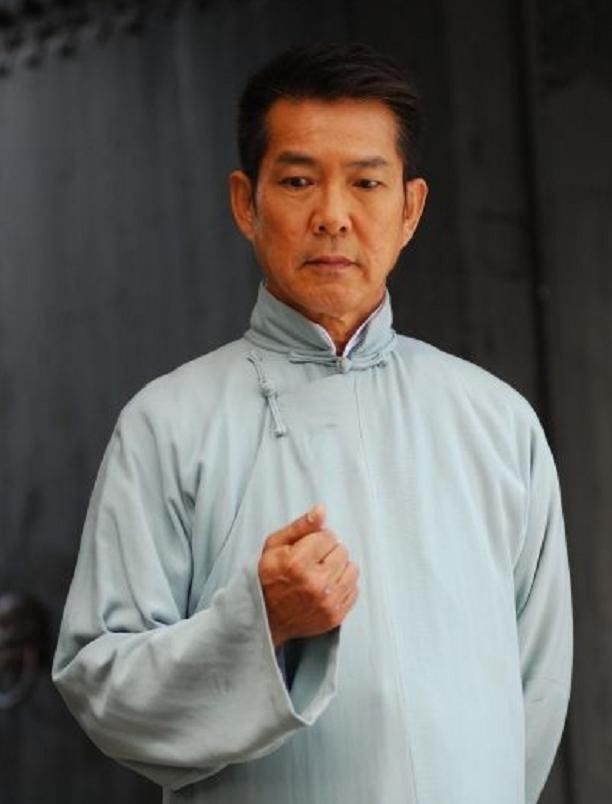  师奶|80年代武打巨星元彪罕露面，保养得宜不显老，人气爆棚遭师奶围堵