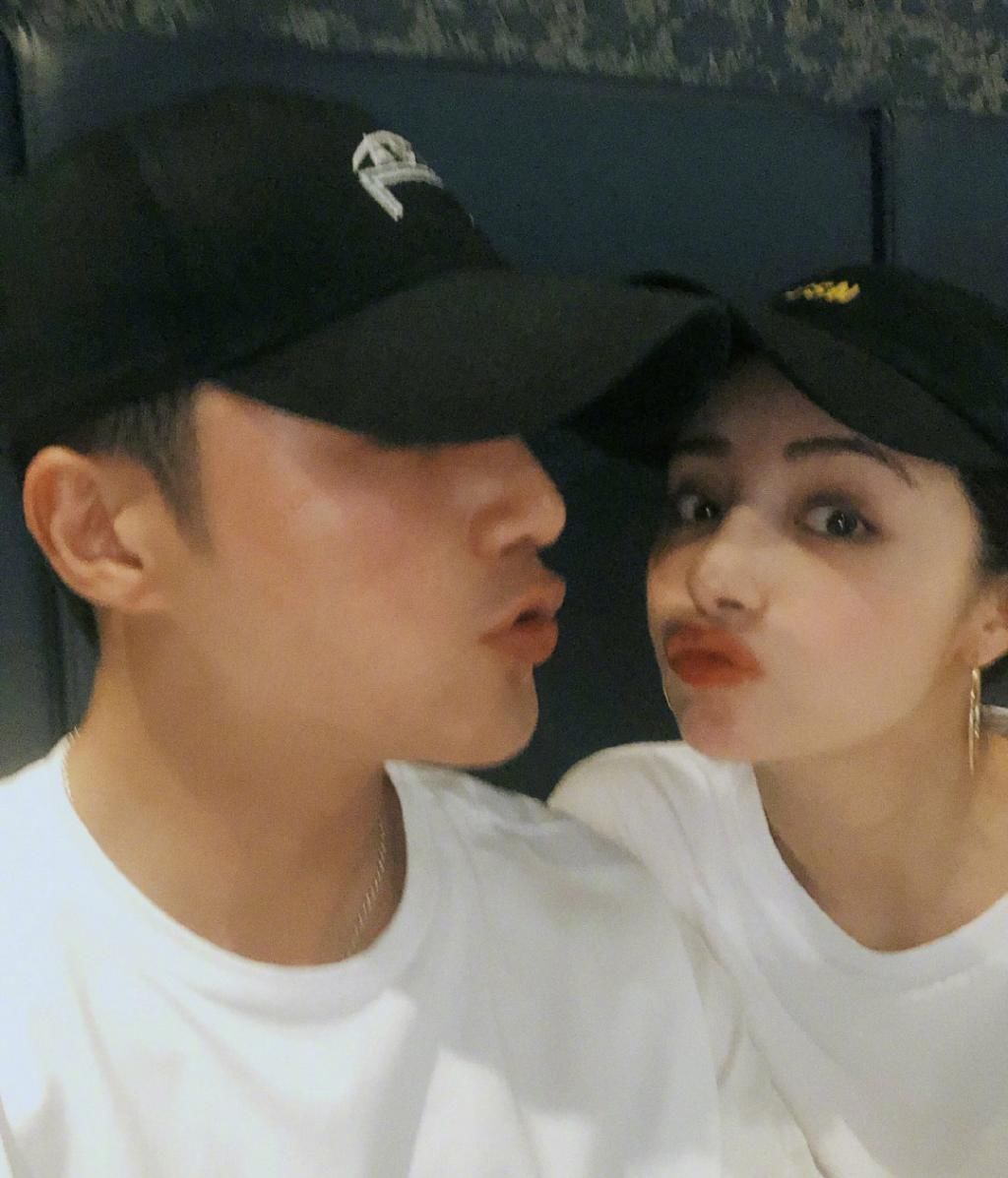 儿子|姜潮晒儿子近照，小家伙发量惊人，眼睛圆溜溜的，不知将来便宜哪家姑娘