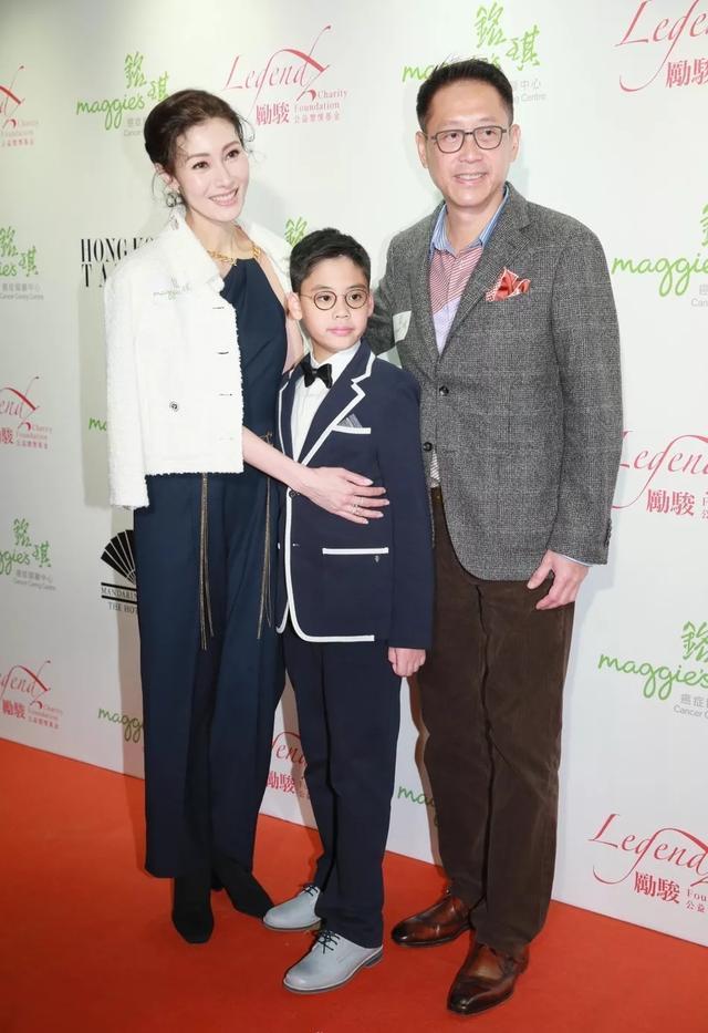  文艺范|董洁罕见携子走机场，时隔1年11岁顶顶个子不见长，小骨架太单薄