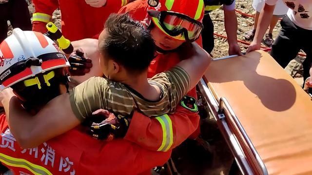  救援|大货失控侧翻，驾驶员被困！救援时这一幕太暖心……