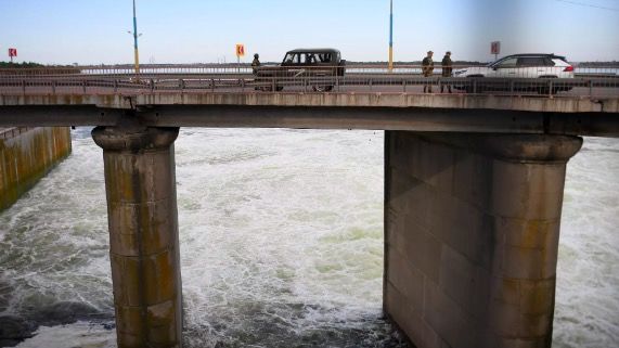 卡霍夫卡水电站被炸引发洪水已有7人失联，150公里外的扎波罗热核电站暂未受到安全威胁