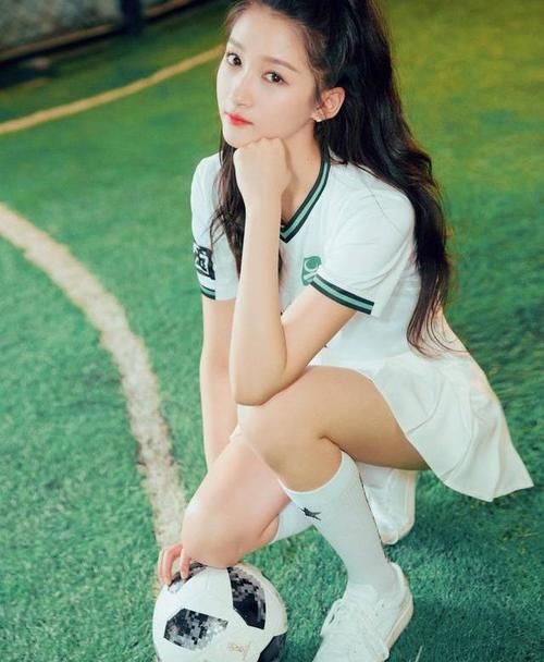  壮实|关晓彤再次证明肩宽骨架大吃大亏，《二十不惑》她身板太显壮实了