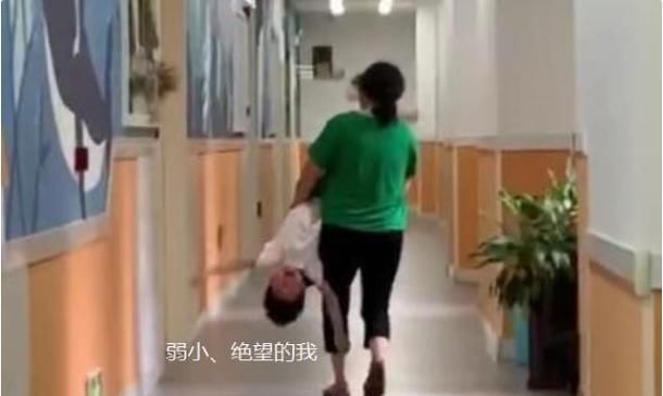 奶奶|孙子耍赖不去幼儿园，被奶奶“无情”拎起，网友：一招收拾两代人