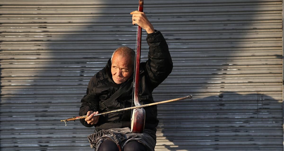 表演|10岁男孩被继父卖给街头卖艺人，后来才知道自己是贵族