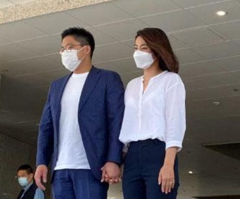  助阵|郭晶晶高调助阵霍启刚，踩平底鞋换发色好洋气，衬衣西裤优雅大方