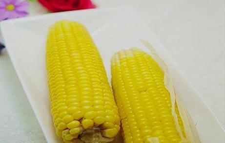  技巧|煮玉米时，清水下锅是不对的，教你1招技巧，玉米软糯更香甜