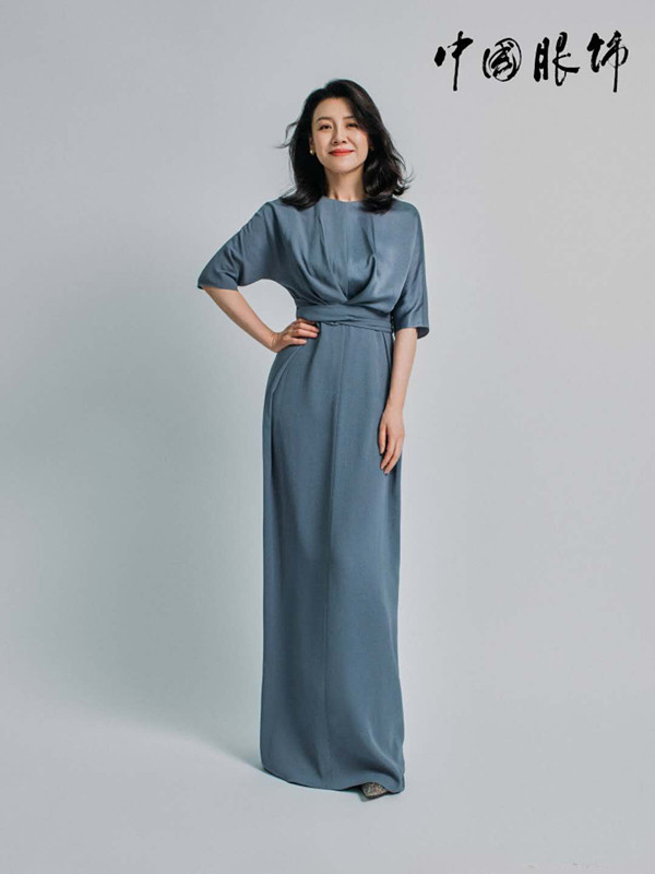 锁骨|“大娘子”刘琳可真美,穿大U领小黑裙端庄优雅,迷人锁骨太惊艳