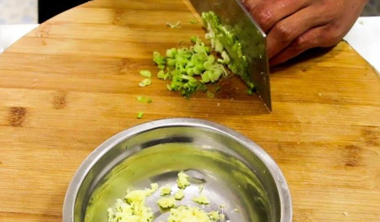 大厨|白切鸡别再直接下锅煮,20年大厨教你2招,鸡肉嫩滑爽口,吃不腻