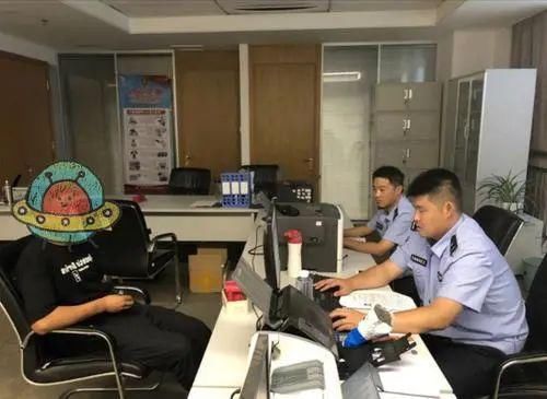 嫌疑人梁某|焦点|网上在逃人员处理交通违法被查获!