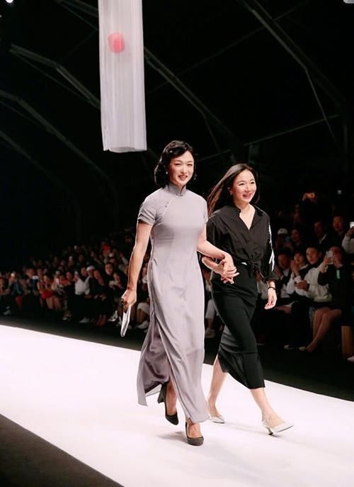 精致|金星穿上皮衣,内搭选择了一条黑色裙子,女人味就穿出来了!