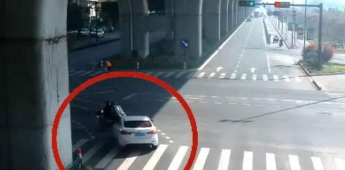  电动|电动自行车闯红灯，全责！