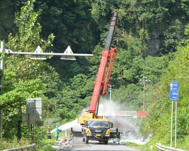  漏油|【突发】又是槽罐车侧倾漏油！近百名消防员赶赴现场处置