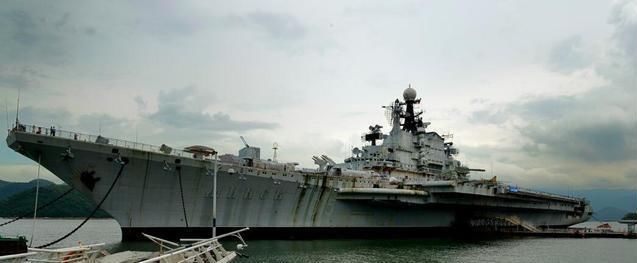  起飞|美战斗机为登上印度航母练习起飞！瘸驴配破车，这才是真爱