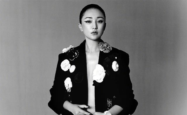  女士|周迅首封惊世而来，黑白大片难掩出尘姿容，网友：热心市民周女士