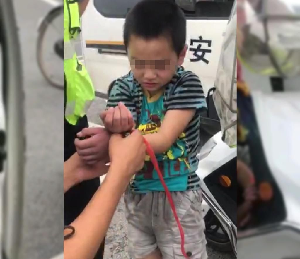  绑住|女子将9岁儿子绑住手脚塞在电动车座下方，孩子手发紫，胳膊出血