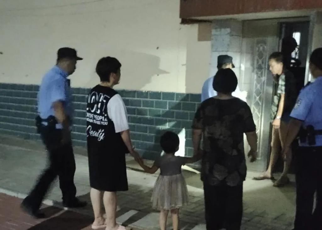 民警|凌晨抚宁街头,找不到家的祖孙俩~