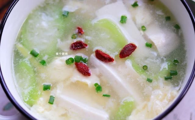  丝瓜|一根丝瓜、2个鸡蛋、1块豆腐，放锅里一起打汤，鲜美嫩滑真好喝