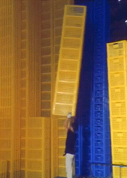  一旁|搞笑GIF：新郎抱伴娘，新娘在一旁，看来这婚是结不成了