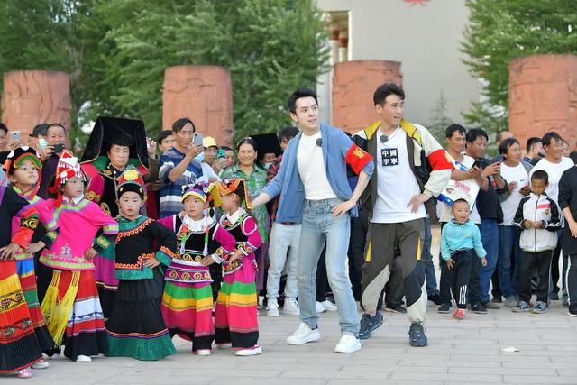  村民|东方卫视《我们在行动》第五季首播：李佳琦阚清子李乃文齐变“新村民”