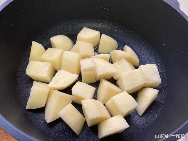 营养|秋天遇到这肉别手软,营养极高,炖一锅好吃到汤汁都不剩,太香了