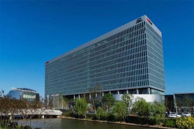  汽车|当代中年男子的压力，全在一辆汽车里释放