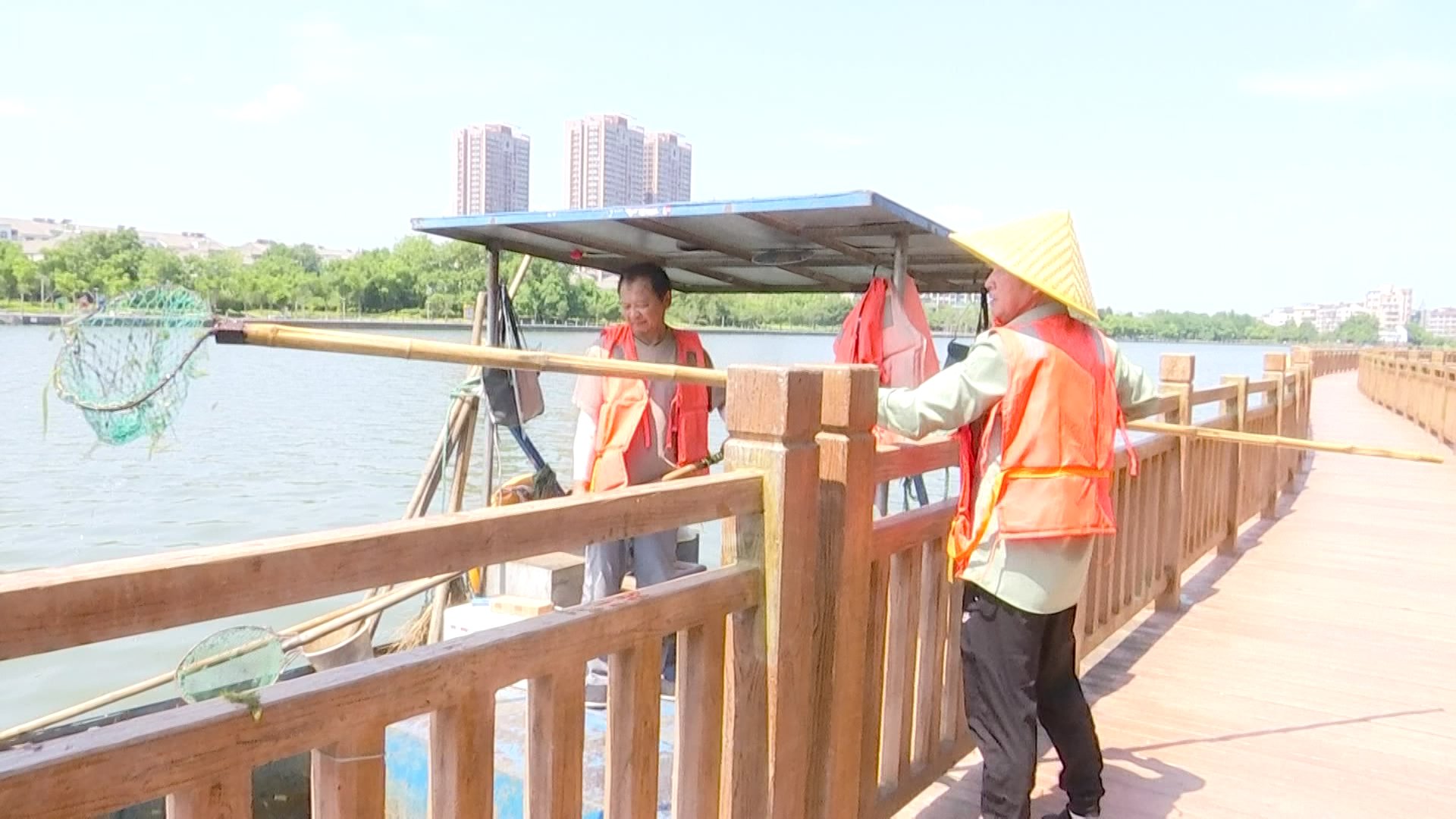  头顶|清漂工人头顶烈日战高温 一兜一笠保一江碧水