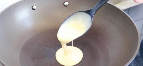 搅散|不需要用烤箱,教你做草莓班戟,比蛋糕店卖的还好吃,简单又好学