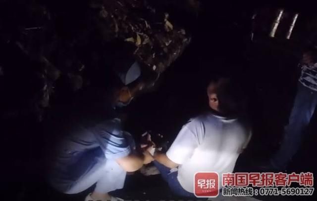  司机|高速上小车翻车3人被困 过路司机“教科书式”救人