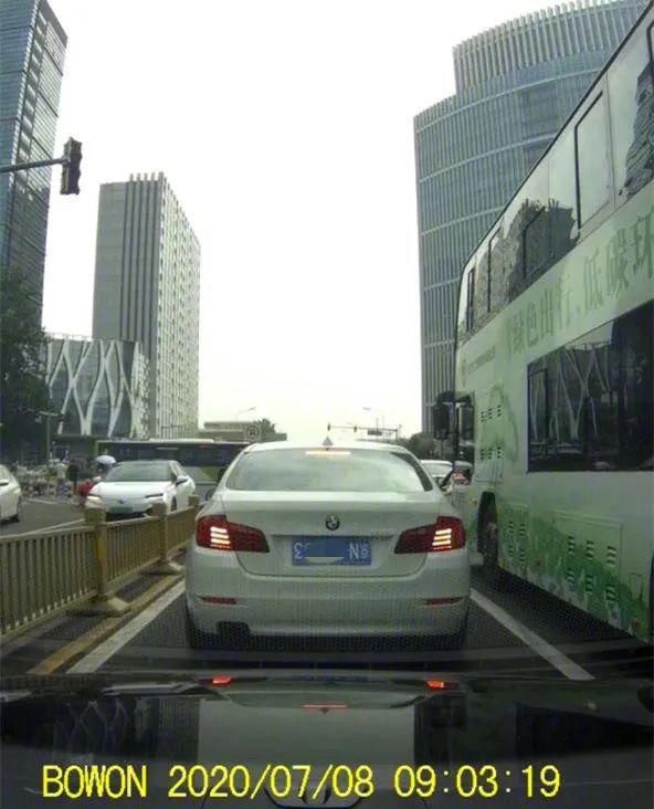  倒挂|宝马车倒挂车牌，竟然屡次三番开上朝阳街头！