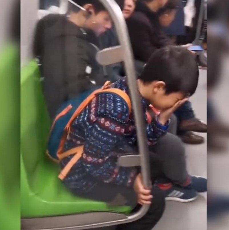 玻璃|地铁上，小男孩面贴玻璃扮“猪八戒”，妈妈配乐录视频逗乐网友