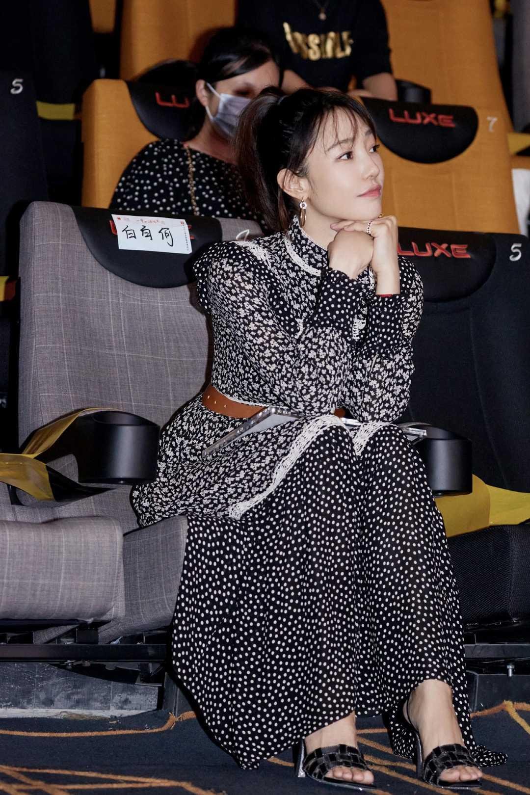 连衣裙|白百何瘦下来真会穿，高领碎花连衣裙配高马尾，气质高级大气