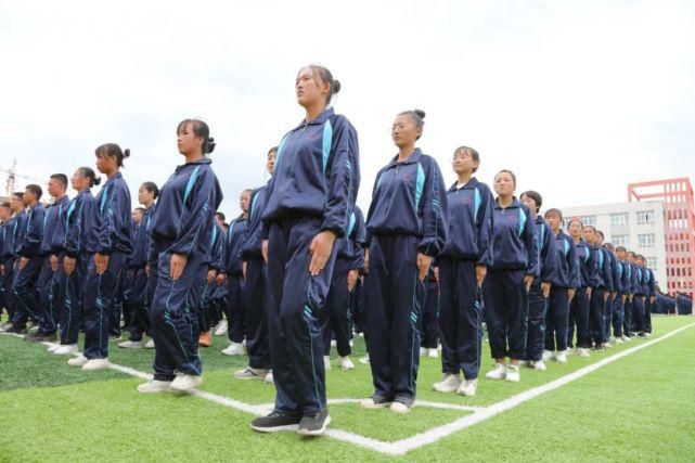 正式|航拍，西吉中学、回中、二中军训！正式拉开帷幕。