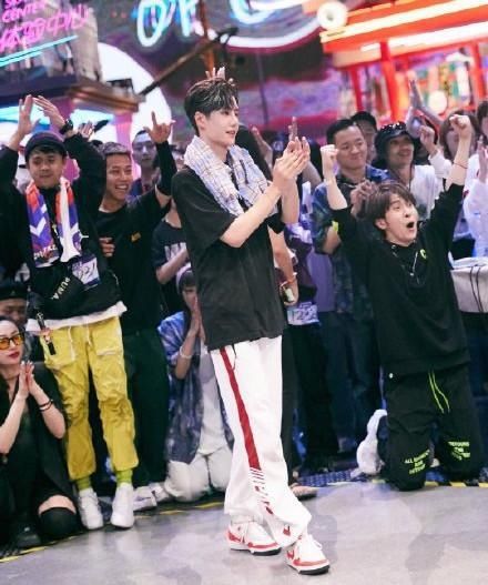  王一博|这就是街舞3：王一博叫停抄袭选手，因此大量圈粉，成夺冠热门