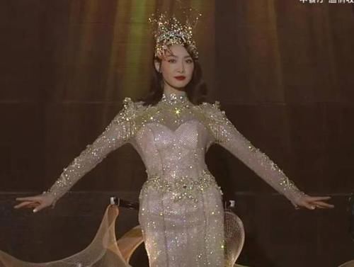  操作|金鹰节开幕大翻车，金鹰女神臃肿像穿麻袋，汪涵神操作大写的尬