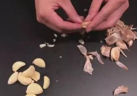  大蒜|现在才知道剥大蒜这么简单，用1个啤酒盖就能轻松去皮，还不伤手！