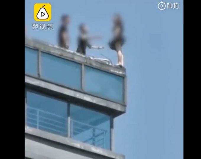 放弃|太惊险了!女子站30层楼顶边缘被一把拉回 珍爱生命别轻易放弃