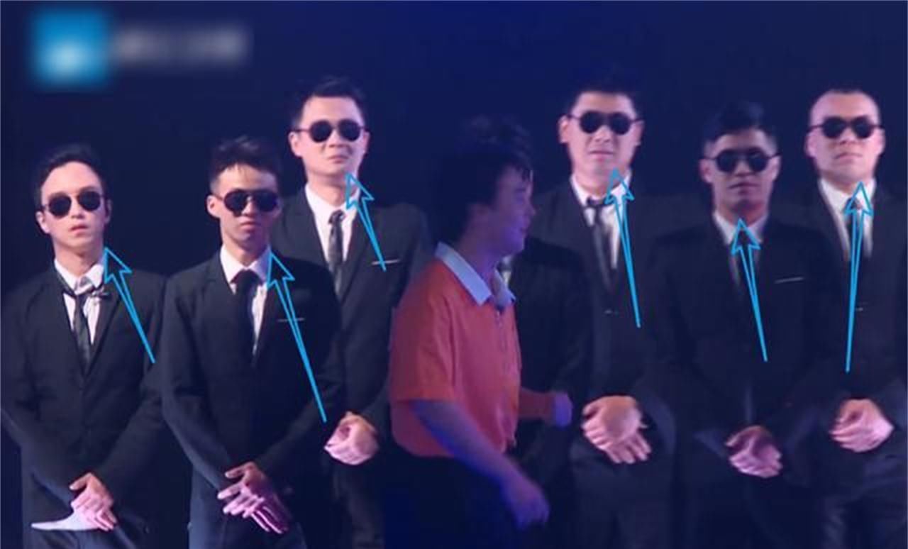  奔跑|郭麒麟主动握手黑衣人，引发全场爆笑，《奔跑吧》节目综艺感满分