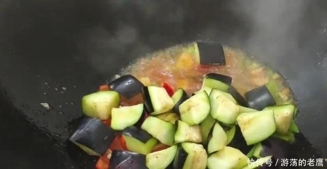 味道|1个西红柿，1个茄子，简单一做，味道好极了，保准天天吃不够