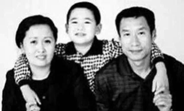  婚姻|62岁老戏骨约会长发清纯美女，单独吃饭同回酒店，30年婚姻有危机