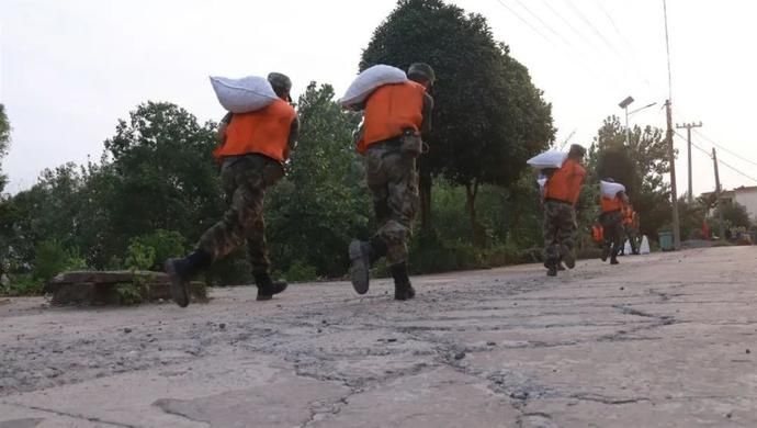  勇士|这，就是抗洪勇士们的肩膀，坚如铁、硬如钢！