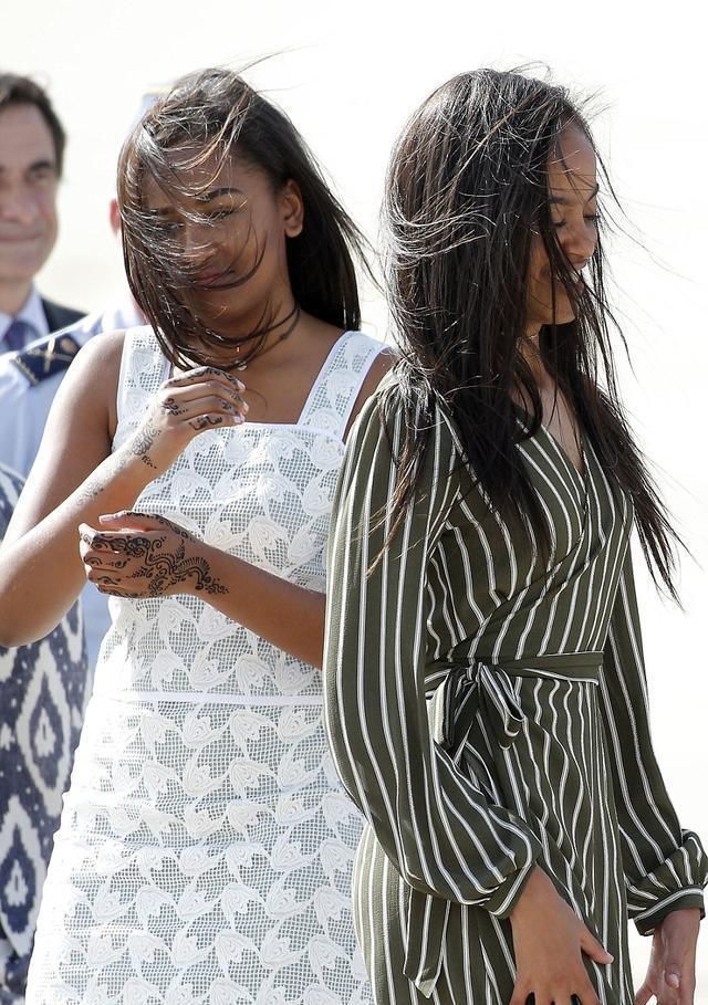 米歇尔|米歇尔穿裙遇狂风花容失色!还是梅拉尼娅段位高,压住裙摆像梦露