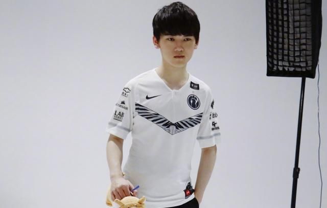  电竞选手|世界赛定妆照发布，jkl胖成JKL 网友：京东这是卖猪肉的？