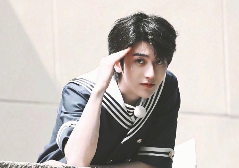  路透|蔡徐坤“海军装”路透，不用精修PS，说只有18岁都不算过分