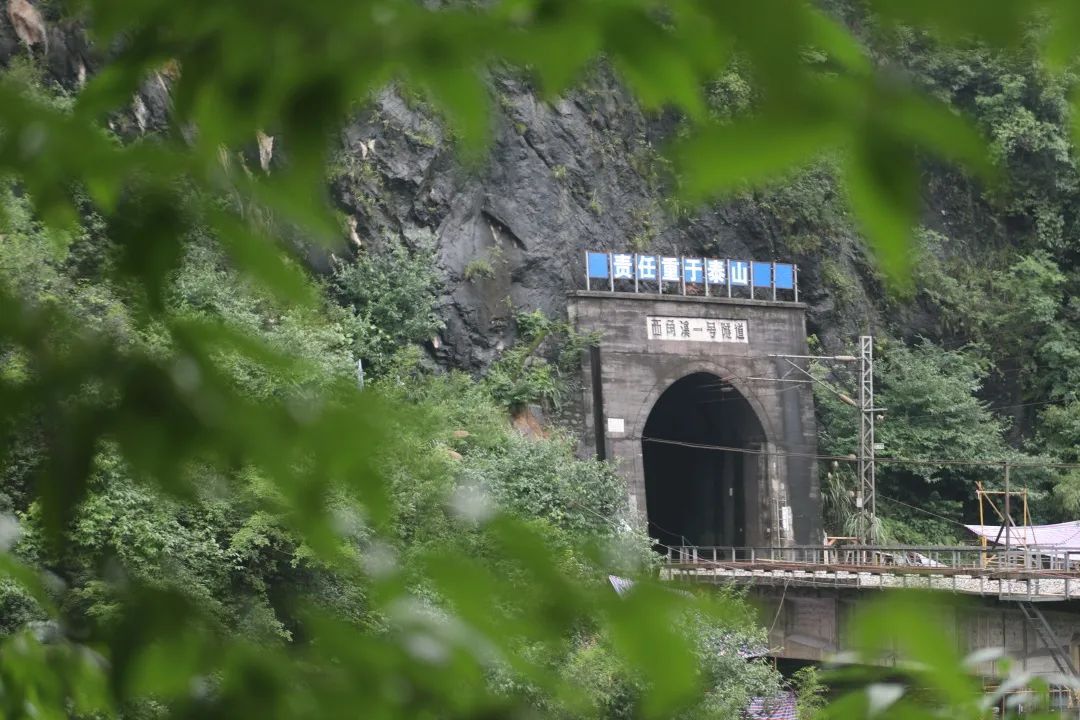 铁路|大雨来袭！两位老兵徒步走进深山里